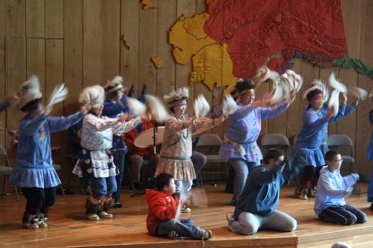 Âm nhạc và vũ điệu kể chuyện bằng chuyển động. Những điệu múa Yupik kết hợp trống tay và động tác hình thể, tái hiện hành trình săn bắn, chu kỳ mùa và mối quan hệ giữa con người với thiên nhiên. Ảnh: Cindy Zackowitz.