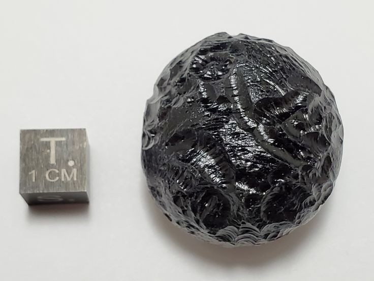 Thành phần hóa học giống thủy tinh. Tektite chủ yếu gồm silica, cùng các khoáng chất tương tự thủy tinh núi lửa, nhưng chứa ít nước hơn đáng kể. Ảnh: Pinterest.