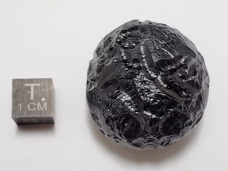 Thành phần hóa học giống thủy tinh. Tektite chủ yếu gồm silica, cùng các khoáng chất tương tự thủy tinh núi lửa, nhưng chứa ít nước hơn đáng kể. Ảnh: Pinterest.