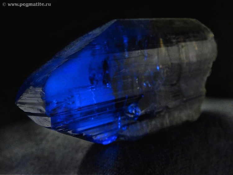 6. Thường được xử lý nhiệt để tăng màu. Phần lớn Tanzanite trên thị trường được nung nóng nhẹ để loại bỏ sắc nâu tự nhiên và làm nổi bật màu xanh tím quyến rũ. Ảnh: Pinterest.