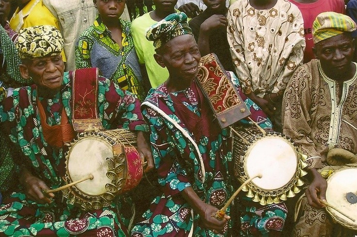 Tín ngưỡng đa thần phong phú. Người Yoruba thờ tối cao thần Olodumare cùng hàng trăm vị thần trung gian gọi là Orisha, đại diện cho các lực lượng tự nhiên và giá trị đạo đức. Hệ thống tín ngưỡng này ảnh hưởng sâu sắc đến đời sống, lễ hội và nghệ thuật của cộng đồng. Ảnh: Pinterest.