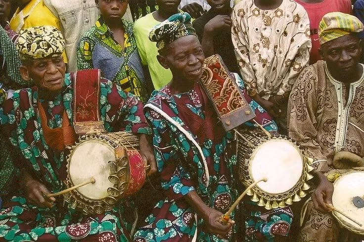 Tín ngưỡng đa thần phong phú. Người Yoruba thờ tối cao thần Olodumare cùng hàng trăm vị thần trung gian gọi là Orisha, đại diện cho các lực lượng tự nhiên và giá trị đạo đức. Hệ thống tín ngưỡng này ảnh hưởng sâu sắc đến đời sống, lễ hội và nghệ thuật của cộng đồng. Ảnh: Pinterest.