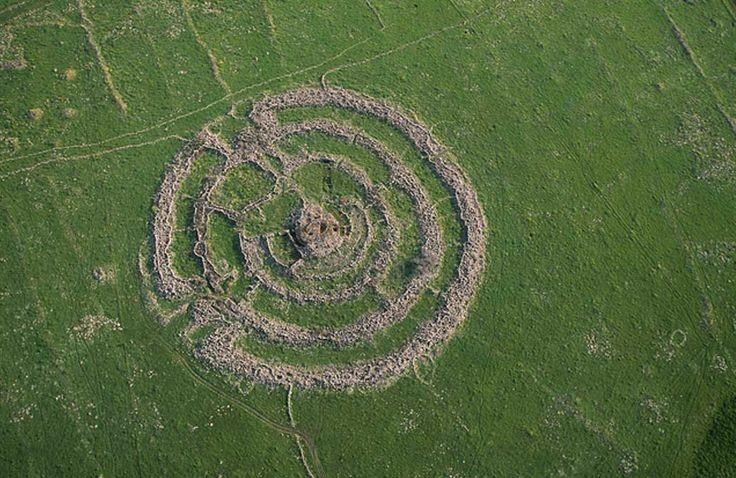 Cấu trúc gồm nhiều vòng tròn đồng tâm. Di tích có từ 4 đến 5 vòng đá tròn bao quanh một gò đá trung tâm, tạo hình mê cung nhìn từ trên cao. Ảnh: Pinterest.