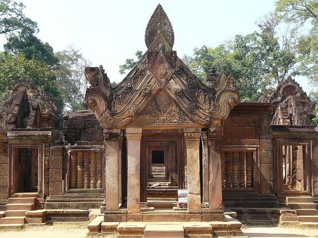 Quy mô nhỏ nhưng giàu giá trị nghệ thuật. Khác với Angkor Wat đồ sộ, Banteay Srei có diện tích nhỏ, song sự tinh mỹ trong kiến trúc khiến nó trở thành điểm nhấn độc đáo. Ảnh: Pinterest.