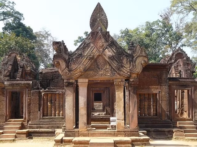 Quy mô nhỏ nhưng giàu giá trị nghệ thuật. Khác với Angkor Wat đồ sộ, Banteay Srei có diện tích nhỏ, song sự tinh mỹ trong kiến trúc khiến nó trở thành điểm nhấn độc đáo. Ảnh: Pinterest.