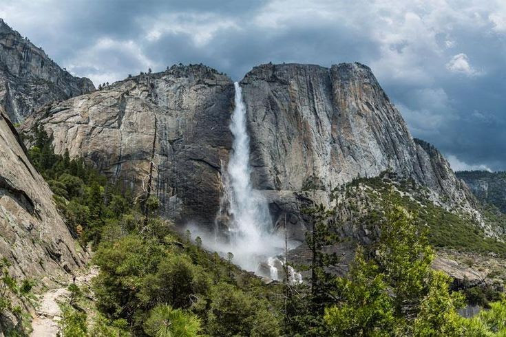 Có thác Yosemite cao 739 mét. Đây là một trong những thác nước cao nhất Bắc Mỹ, đặc biệt hùng vĩ vào mùa xuân. Ảnh: Pinterest.