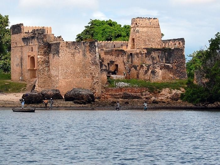 សព្វថ្ងៃនេះ Kilwa គឺជាគោលដៅបុរាណវត្ថុដ៏គួរឱ្យចាប់អារម្មណ៍មួយ។ ភ្ញៀវមកទីនេះដើម្បីគយគន់ប្រាសាទបុរាណ និងស្វែងយល់អំពីអតីតកាលដ៏រុងរឿងនៃអរិយធម៌ស្វាហ៊ីលី។ រូបថត៖ Pinterest ។ Ngày nay, Kilwa trở thành điểm đến khảo cổ hấp dẫn. Du khách đến đây để chiêm ngưỡng tàn tích và tìm hiểu quá khứ huy hoàng của nền văn minh Swahili. Ảnh: Pinterest.