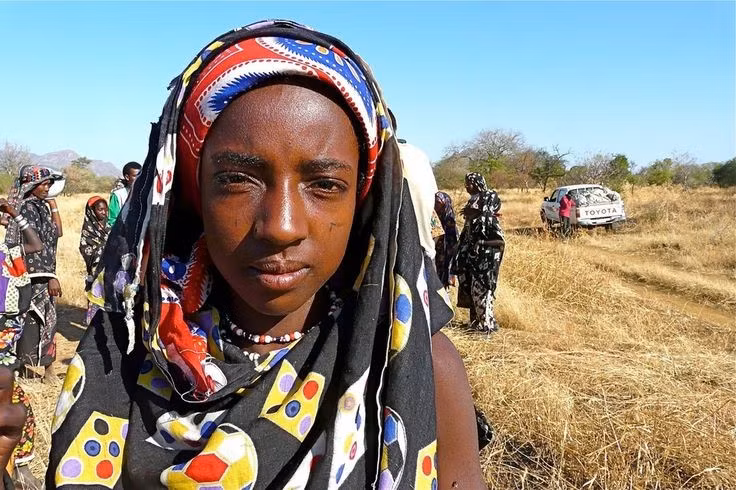 Là một trong những cộng đồng du mục lớn nhất thế giới. Người Fulani, còn gọi là Fula hay Peul, sinh sống rải rác tại hơn 20 quốc gia Tây và Trung Phi như Senegal, Mali, Nigeria và Cameroon. Nhiều nhóm Fulani vẫn duy trì lối sống chăn thả gia súc du mục qua các thảo nguyên rộng lớn. Ảnh: Pinterest.