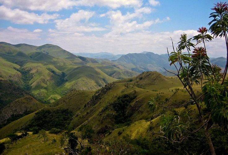 Địa hình độc đáo và hoang sơ. Dãy núi sở hữu những sườn đá uốn lượn, thung lũng hẹp và cảnh quan gần như không bị tác động bởi hiện đại hóa, tạo cảm giác như quay ngược về thời tiền sử. Ảnh: Pinterest.