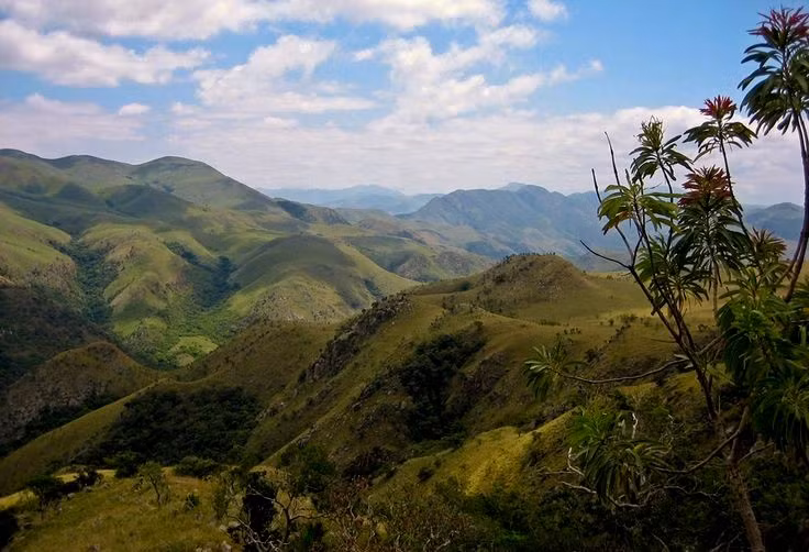 Địa hình độc đáo và hoang sơ. Dãy núi sở hữu những sườn đá uốn lượn, thung lũng hẹp và cảnh quan gần như không bị tác động bởi hiện đại hóa, tạo cảm giác như quay ngược về thời tiền sử. Ảnh: Pinterest.