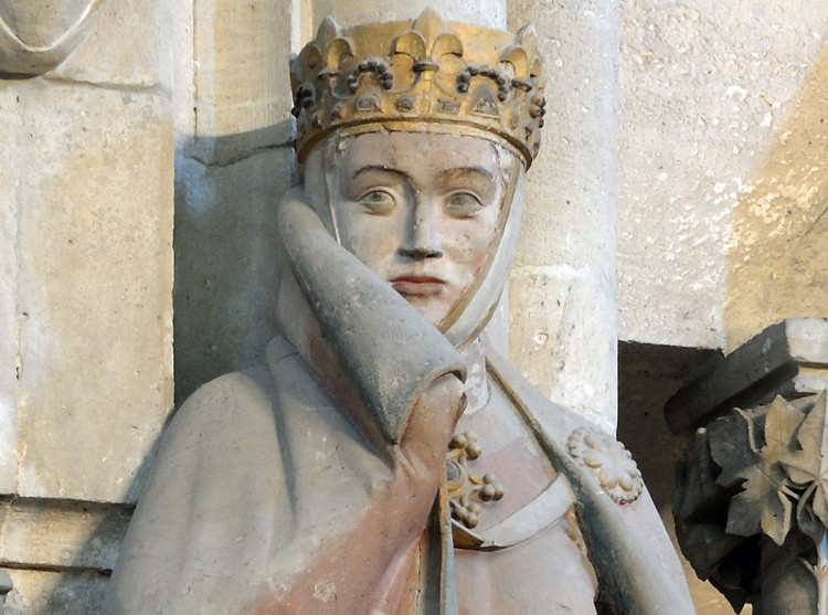 Nổi tiếng với các tượng chân dung sống động. Bên trong nhà thờ là những bức tượng của các nhà sáng lập, đặc biệt là tượng Uta – được xem là một trong những tác phẩm điêu khắc đẹp nhất Trung cổ. Ảnh: naumburger-dom.de.