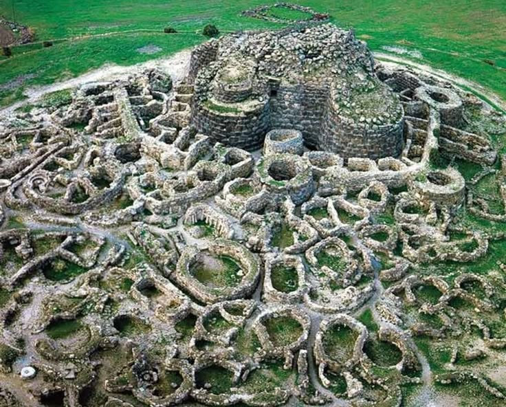 Có niên đại hơn 3.000 năm. Các nhà khảo cổ cho rằng Su Nuraxi được xây dựng vào cuối Thời kỳ Đồ đồng, khoảng thế kỷ 15 TCN. Ảnh: Pinterest.