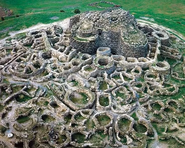 Có niên đại hơn 3.000 năm. Các nhà khảo cổ cho rằng Su Nuraxi được xây dựng vào cuối Thời kỳ Đồ đồng, khoảng thế kỷ 15 TCN. Ảnh: Pinterest.