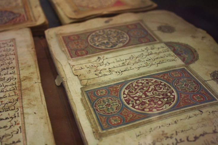 Timbuktu (heute Mali) war einst Afrikas führendes Zentrum der Wissenschaft. Vom 14. bis 16. Jahrhundert beherbergte es Tausende von Gelehrten und eine riesige Bibliothek. Foto: Pinterest. Timbuktu (nay thuộc Mali) từng là trung tâm học thuật hàng đầu châu Phi. Vào thế kỷ 14–16, nơi đây có hàng ngàn học giả và thư viện đồ sộ. Ảnh: Pinterest.