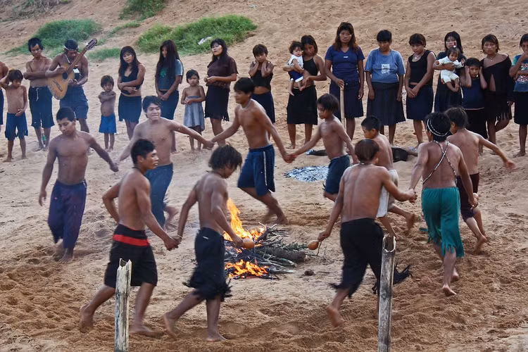 Hành trình tìm “vùng đất không đau khổ”. Trong truyền thống, họ tin vào một vùng đất lý tưởng không có cái chết hay đau đớn, thúc đẩy nhiều cuộc di cư trong lịch sử. Ảnh: Flickr.