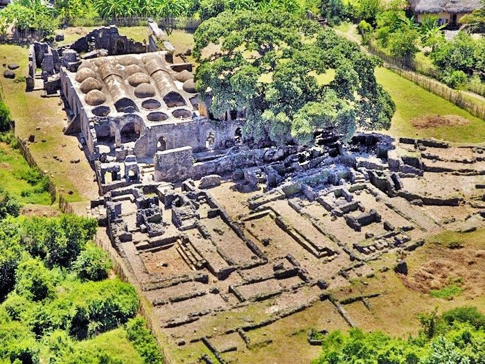 កោះនេះធ្លាប់គ្រប់គ្រងការជួញដូរមាស និងភ្លុកដំរីពីខាងក្នុងអាហ្វ្រិក។ អរគុណចំពោះទីតាំងយុទ្ធសាស្ត្ររបស់វា Kilwa បានក្លាយជាអ្នកមាន និងមានឥទ្ធិពលខ្លាំង។ រូបថត៖ Pinterest ។ Đảo từng kiểm soát thương mại vàng và ngà voi từ nội địa châu Phi. Nhờ vị trí chiến lược, Kilwa trở nên cực kỳ giàu có và quyền lực. Ảnh: Pinterest.