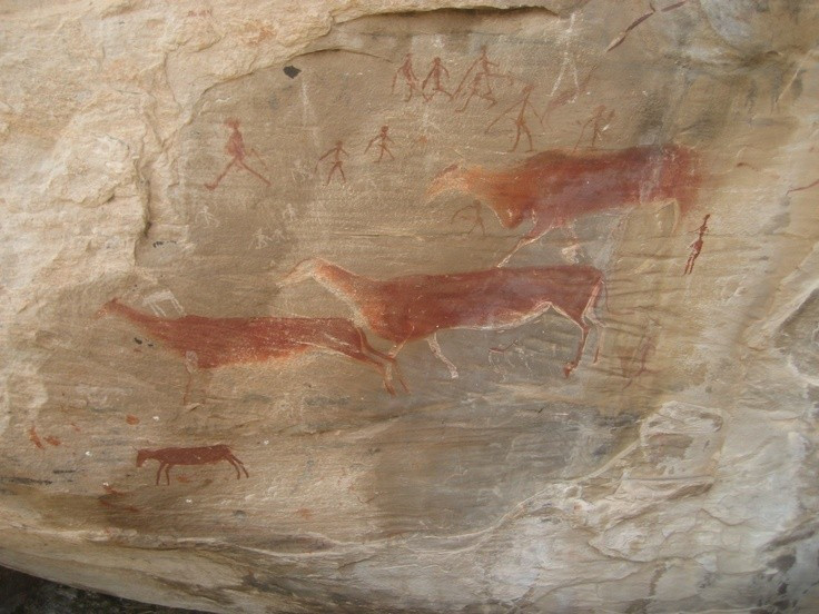 Lưu giữ hơn 35.000 bức tranh đá của người San cổ đại. Những tác phẩm này ghi lại đời sống và tín ngưỡng hàng ngàn năm trước. Ảnh: Pinterest.