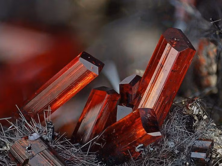 Có màu đỏ đặc trưng. Realgar thường xuất hiện với sắc đỏ cam hoặc đỏ tươi, khiến nó từng được xem là “chu sa giả” trong nhiều nền văn hóa cổ đại. Ảnh: Pinterest.