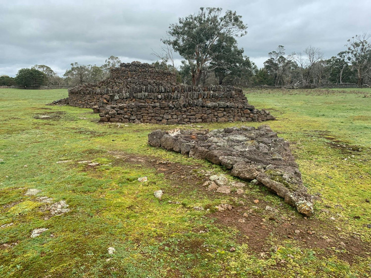 Nhiều cấu trúc đá vẫn còn tồn tại. Ngày nay, du khách vẫn có thể nhìn thấy những đoạn kênh đá, đập nhỏ và bẫy cá được xây dựng từ đá bazan. Các công trình này được xếp thủ công từ những khối đá dung nham, chứng tỏ kỹ thuật xây dựng khéo léo của cư dân bản địa cổ xưa. Ảnh: visitvictoria.com.