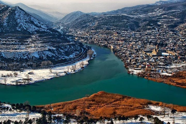 Cố đô linh thiêng của Georgia. Mtskheta từng là kinh đô của vương quốc Iberia cổ đại từ thế kỷ 3 TCN đến thế kỷ 5. Dù ngày nay không còn giữ vai trò chính trị, thành phố vẫn được xem là trung tâm tinh thần quan trọng bậc nhất của Georgia. Ảnh: Pinterest.