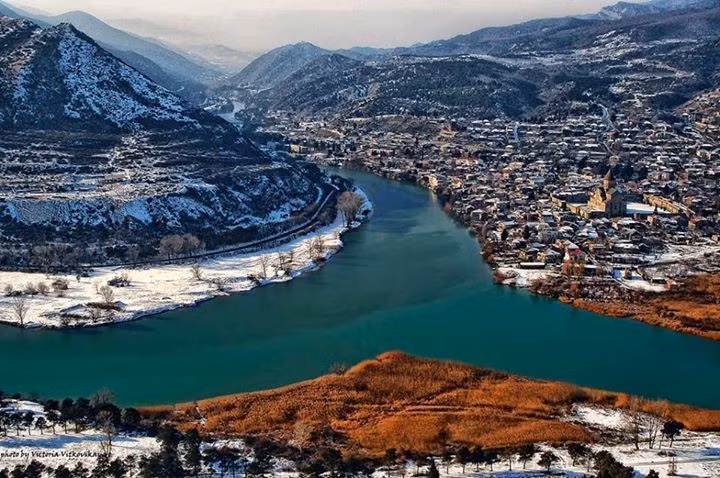 Cố đô linh thiêng của Georgia. Mtskheta từng là kinh đô của vương quốc Iberia cổ đại từ thế kỷ 3 TCN đến thế kỷ 5. Dù ngày nay không còn giữ vai trò chính trị, thành phố vẫn được xem là trung tâm tinh thần quan trọng bậc nhất của Georgia. Ảnh: Pinterest.