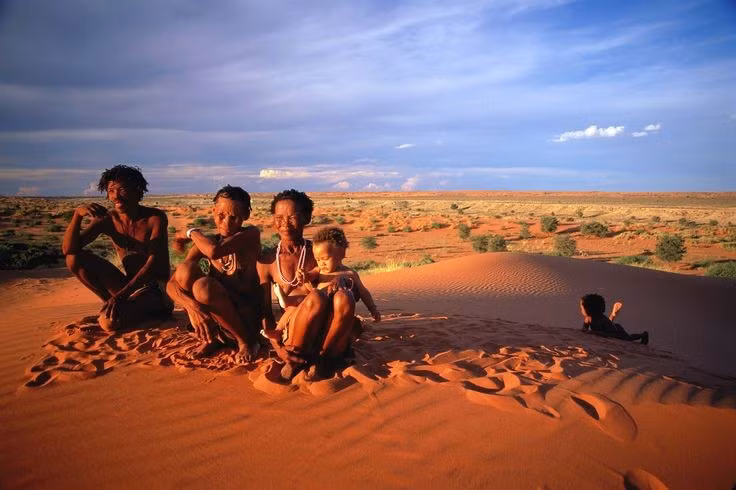 Một trong những cộng đồng cổ xưa nhất nhân loại. Người San được xem là hậu duệ của những nhóm người hiện đại sớm nhất, với lịch sử cư trú tại miền Nam châu Phi kéo dài hàng chục nghìn năm. Ảnh: Pinterest.