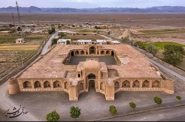 Là “nhà trọ sa mạc” của Con đường Tơ lụa. Caravanserai là những khu nhà trọ kiên cố được xây dựng dọc các tuyến thương mại lớn của Ba Tư cổ đại, đặc biệt trên Con đường Tơ lụa. Tại đây, các đoàn thương nhân cùng lạc đà chở hàng có thể dừng chân nghỉ ngơi, tiếp nước và trao đổi hàng hóa sau những chặng đường dài xuyên sa mạc. Ảnh: Pinterest.