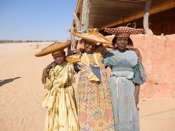 Người Herero từng trải qua một cuộc diệt chủng trong lịch sử. Đầu thế kỷ 20, khi Namibia còn là thuộc địa của Đức, người Herero đã nổi dậy chống lại chính quyền thực dân. Cuộc xung đột dẫn đến một chiến dịch đàn áp khốc liệt từ năm 1904 đến 1908, khiến phần lớn dân số Herero thiệt mạng. Sự kiện này được nhiều nhà sử học xem là một trong những cuộc diệt chủng đầu tiên của thế kỷ 20. Ảnh: Pinterest.