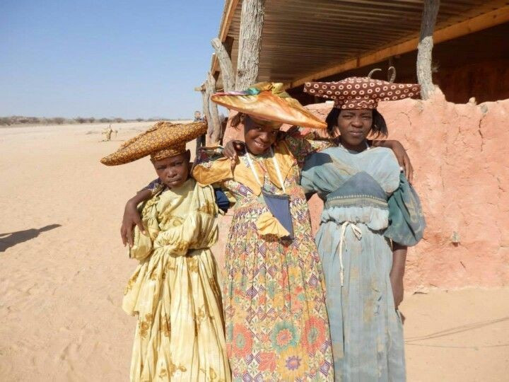 Người Herero từng trải qua một cuộc diệt chủng trong lịch sử. Đầu thế kỷ 20, khi Namibia còn là thuộc địa của Đức, người Herero đã nổi dậy chống lại chính quyền thực dân. Cuộc xung đột dẫn đến một chiến dịch đàn áp khốc liệt từ năm 1904 đến 1908, khiến phần lớn dân số Herero thiệt mạng. Sự kiện này được nhiều nhà sử học xem là một trong những cuộc diệt chủng đầu tiên của thế kỷ 20. Ảnh: Pinterest.