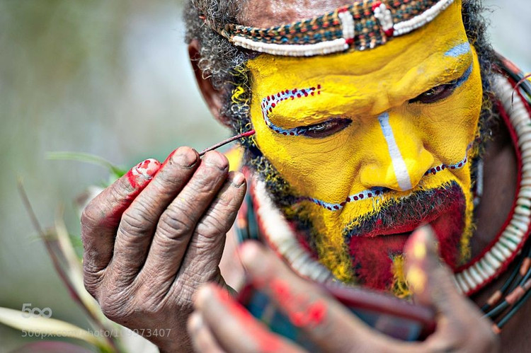 Nghệ thuật vẽ mặt mang ý nghĩa biểu tượng. Khuôn mặt của nam giới thường được sơn màu vàng, đỏ và trắng bằng đất sét và khoáng chất tự nhiên. Những hoa văn này không chỉ để làm đẹp mà còn thể hiện địa vị, sức mạnh và sự trưởng thành. Ảnh: Pinterest.