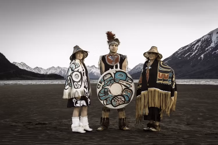 Sinh sống dọc bờ biển giàu tài nguyên. Người Tlingit cư trú chủ yếu ở đông nam Alaska và một phần ven biển Canada, nơi có rừng mưa ôn đới, vịnh hẹp và nguồn hải sản phong phú. Môi trường này định hình lối sống gắn chặt với đánh bắt cá hồi, hải cẩu và thu thập sinh vật biển. Ảnh: wildimageproject.files.wordpress.com.