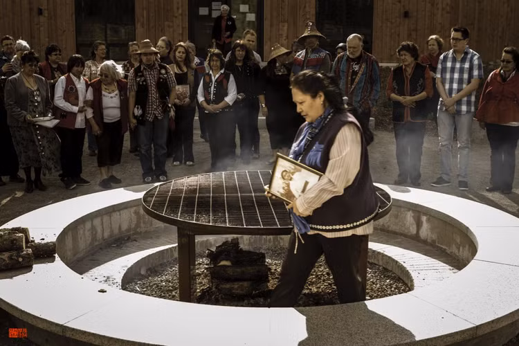 Nghi lễ potlatch mang ý nghĩa sâu sắc. Potlatch là nghi lễ trao tặng quà lớn, dùng để khẳng định địa vị, tưởng nhớ người đã khuất và củng cố mối quan hệ xã hội. Đối với người Tlingit, sự hào phóng là thước đo danh dự và uy tín. Ảnh: danielfox.co.