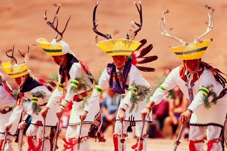 Văn hóa vẫn được gìn giữ đến ngày nay. Dù trải qua nhiều biến động lịch sử, người Pueblo vẫn duy trì ngôn ngữ, lễ hội và nghề thủ công truyền thống. Ảnh: Pinterest.