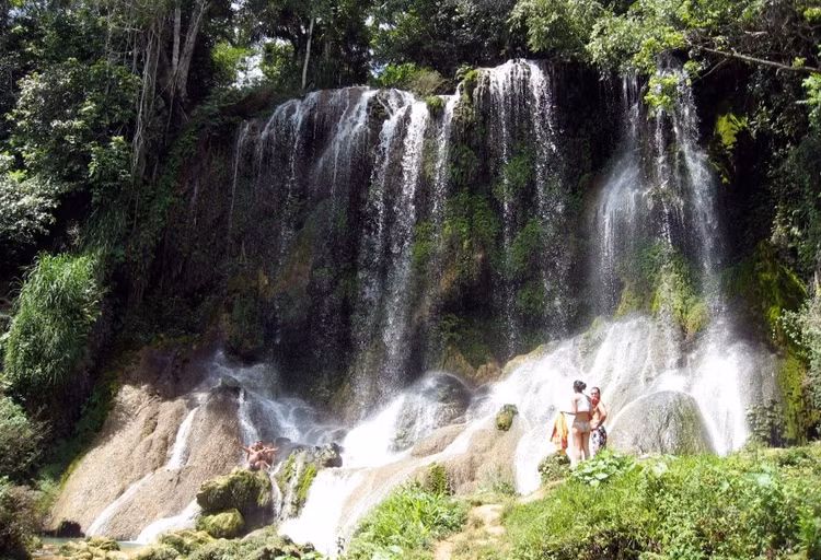 Là điểm du lịch sinh thái nổi bật của Cuba. Du khách đến đây có thể khám phá hang động, bờ biển và tham quan các di tích lịch sử cách mạng. Ảnh: Pinterest.
