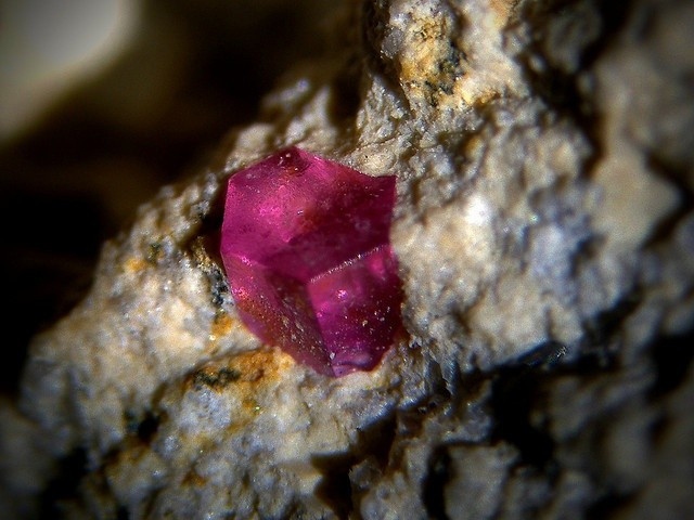 Được phát hiện vào cuối thế kỷ 19. Bixbite lần đầu tiên được mô tả vào năm 1904 tại Utah, mở ra sự chú ý của giới khoáng vật học. Ảnh: Pinterest.