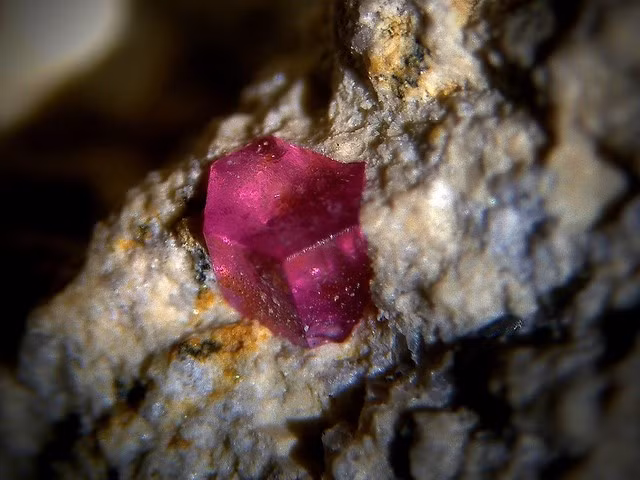 Được phát hiện vào cuối thế kỷ 19. Bixbite lần đầu tiên được mô tả vào năm 1904 tại Utah, mở ra sự chú ý của giới khoáng vật học. Ảnh: Pinterest.