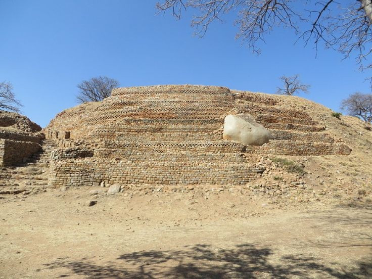 Địa hình bậc thềm hiếm thấy. Không xây trên mặt bằng, cư dân Khami tận dụng sườn đồi để tạo nên các nền bậc thềm bằng đá. Mỗi bậc thềm có chức năng riêng, vừa thích nghi với địa hình vừa thể hiện sự phân tầng xã hội rõ rệt trong đô thị cổ. Ảnh: Pinterest.