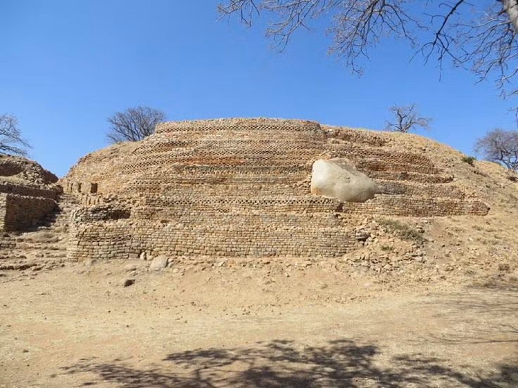 Địa hình bậc thềm hiếm thấy. Không xây trên mặt bằng, cư dân Khami tận dụng sườn đồi để tạo nên các nền bậc thềm bằng đá. Mỗi bậc thềm có chức năng riêng, vừa thích nghi với địa hình vừa thể hiện sự phân tầng xã hội rõ rệt trong đô thị cổ. Ảnh: Pinterest.