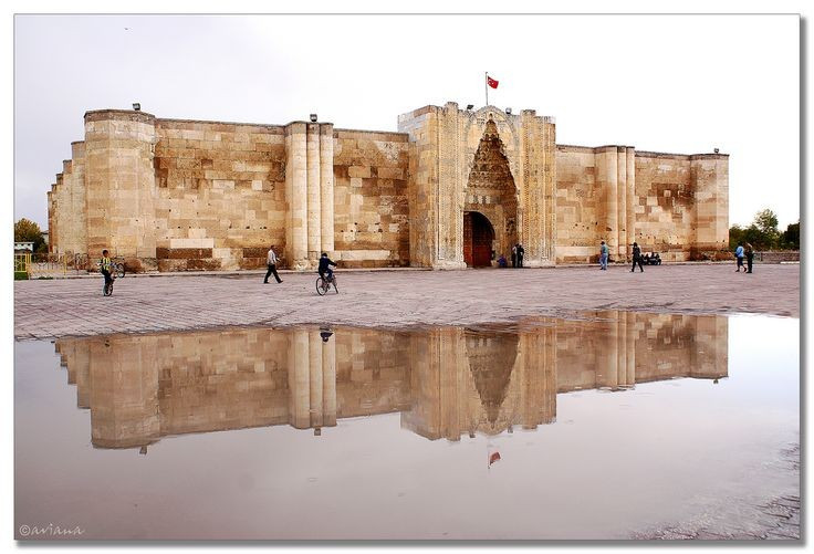 Phát triển mạnh dưới triều đại Safavid. Nhiều caravanserai nổi tiếng ở Iran được xây dựng hoặc mở rộng dưới triều đại Safavid vào thế kỷ 16–17. Các vị vua Safavid đã cho xây dựng hàng trăm nhà trọ dọc các tuyến thương mại để thúc đẩy giao thương và tăng cường kết nối trong đế chế rộng lớn của họ. Ảnh: Pinterest.