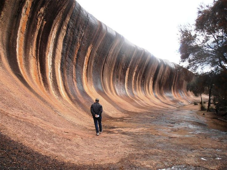 Cao tới 15 mét. Wave Rock có chiều cao khoảng 15 mét và trải dài 110 mét, tạo cảm giác như một con sóng khổng lồ chuẩn bị vỗ xuống. Ảnh: Pinterest.