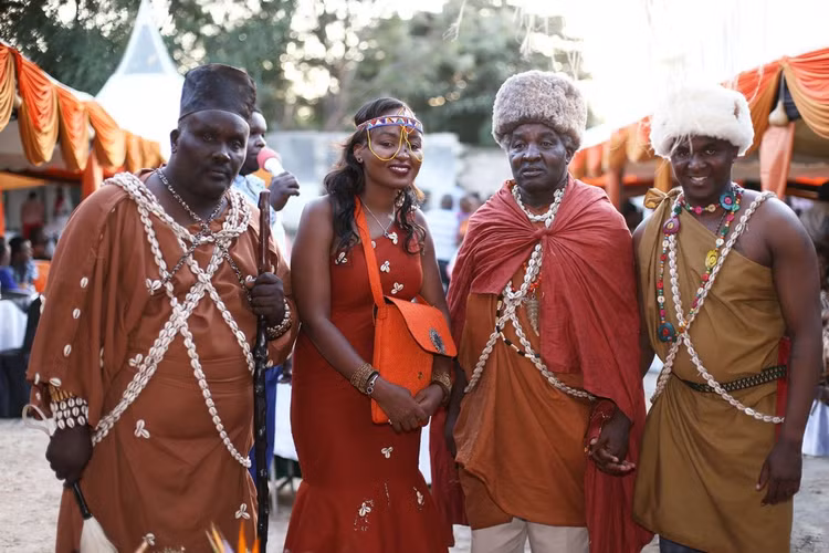 Một trong những tộc người đông đảo nhất Kenya. Người Kikuyu chiếm tỷ lệ dân số đáng kể và có ảnh hưởng mạnh mẽ đến đời sống kinh tế – xã hội của quốc gia Đông Phi này. Ảnh: Pinterest.