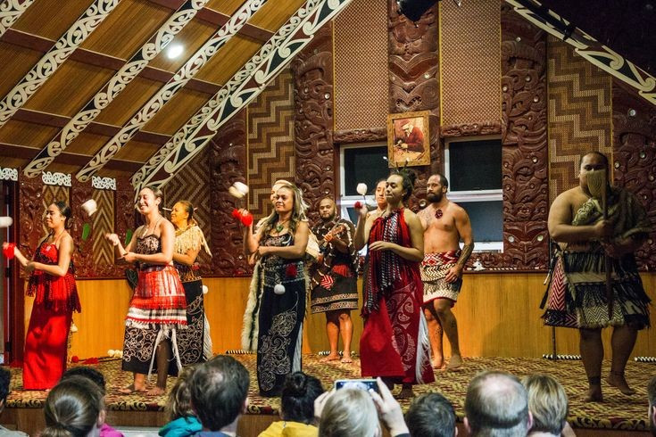 Văn hóa Maori có ảnh hưởng mạnh đến văn hóa đương đại. Ngôn ngữ, nghệ thuật và lễ hội của người Maori đã được phục hưng mạnh mẽ và trở thành một phần của văn hóa đại chúng New Zealand. Ảnh: Pinterest.