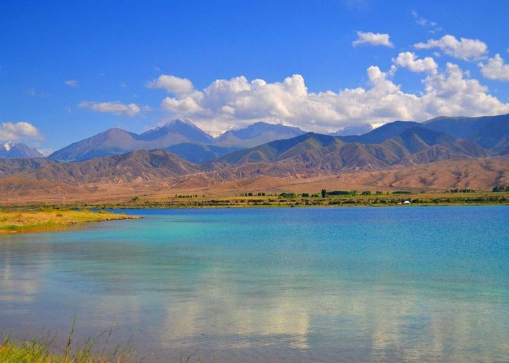 Không bao giờ đóng băng. Tên “Issyk-Kul” nghĩa là “hồ ấm”, do nước giàu muối và khoáng chất ngăn băng hình thành. Ảnh: Pinterest.