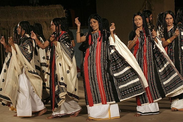 Trang phục thêu tay nổi bật. Trang phục truyền thống của người Toda là tấm choàng trắng với hoa văn đỏ và đen được thêu thủ công, mang tính biểu tượng cao và thường xuất hiện trong các dịp lễ nghi quan trọng. Ảnh: Pinterest.