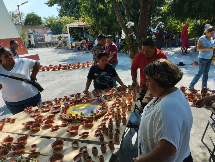 Nghệ thuật thủ công truyền thống phong phú. Người Nahua nổi tiếng với nghề dệt vải, thêu hoa văn sặc sỡ và làm đồ gốm. Các họa tiết thường mang biểu tượng thiên nhiên và thần thoại cổ xưa. Ảnh: mexicosolidarity.com.