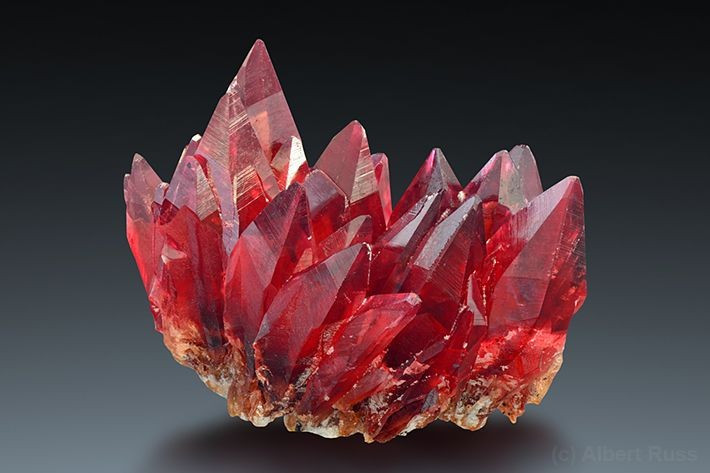 1. Màu sắc đặc trưng. Rhodochrosite nổi bật với sắc hồng đến đỏ hồng rực rỡ, đôi khi có vân trắng tạo thành hoa văn bắt mắt. Ảnh: Pinterest.