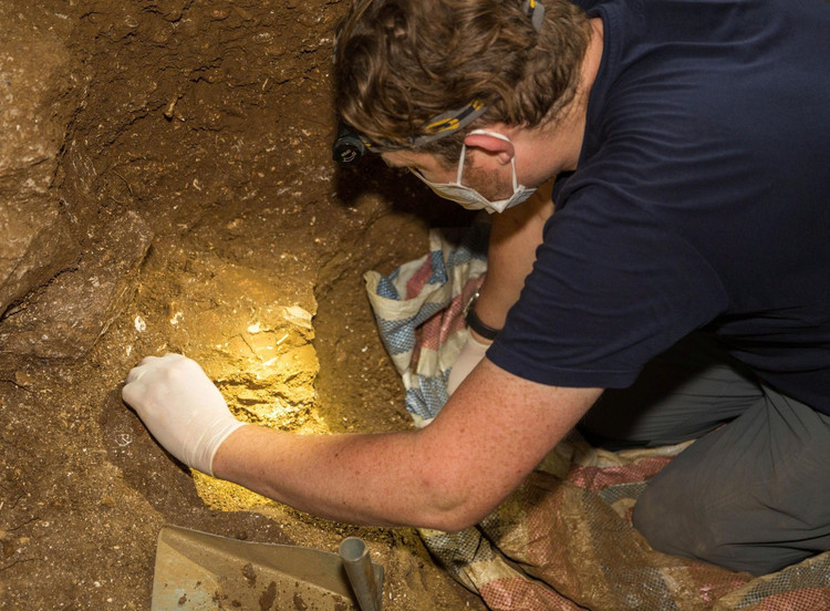 Bên cạnh đó, mũi nhọn thạch anh được tìm thấy không giống với công cụ đá tại Thung Bình 1, khả năng có thể là sản phẩm ngoại lai do xung đột hoặc giao lưu với các nhóm cư dân khác hoặc là một dạng công nghệ chế tạo của cư dân Tràng An thời bấy giờ. Điều này sẽ giúp các nhà nghiên cứu tìm hiểu rõ hơn về sự giao lưu văn hoá của người tiền sử. Ảnh: Báo Tiền Phong.