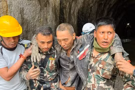 Người đàn ông được giải cứu sau 10 ngày lũ quét ở Nepal