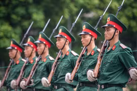 Một buổi tập luyện của người lính cận vệ bên Lăng Bác