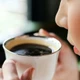 Thói quen uống cà phê lúc bụng rỗng có thể khiến cơ thể 'kêu cứu'
